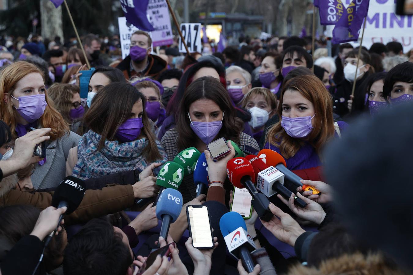 La ministra de Igualdad, Irene Montero, junto a la ministra de Asuntos Sociales y Agenda 2030, en la manifestación de Madrid