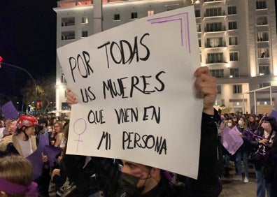 Imagen secundaria 1 - Diferentes lemas en las pancartas de los manifestantes. 