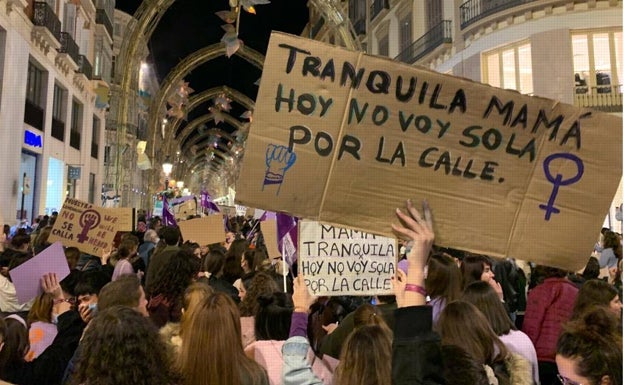 Mensajes relacionados con la vuelta a casa de las mujeres fueron de los más repetidos en los carteles. 