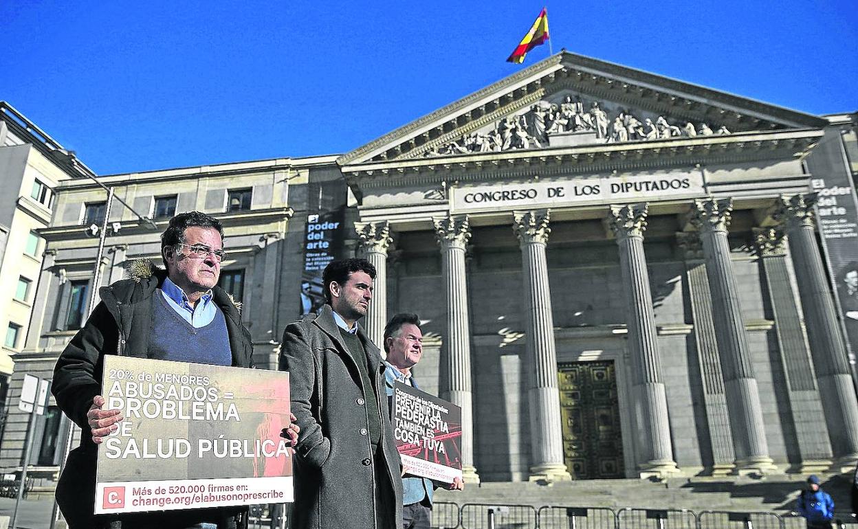 Víctimas de abusos, durante una concentración ante el Congreso para ampliar el plazo de prescripción de los delitos de pederastia. 