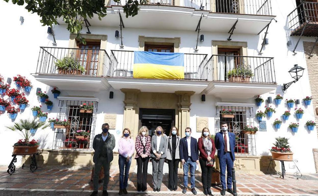 Concentración silenciosa a las puertas del ayuntamiento de Marbella.