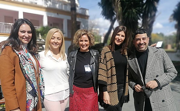 Imagen principal - En la primera imagen, Laura López, Esther Gaona, Rosario García, Mónica Palomino y Javier García, profesionales de la asociación Arrabal-AID. En la segunda, Oxana, Fernando, Cristóbal y Estela, los usuarios participantes en los cursos del programa enRedateMás, durante sus intervenciones en La Noria. En la última, asistentes a la jornada. 