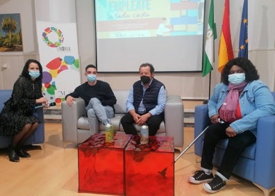 Imagen secundaria 1 - En la primera imagen, Laura López, Esther Gaona, Rosario García, Mónica Palomino y Javier García, profesionales de la asociación Arrabal-AID. En la segunda, Oxana, Fernando, Cristóbal y Estela, los usuarios participantes en los cursos del programa enRedateMás, durante sus intervenciones en La Noria. En la última, asistentes a la jornada. 