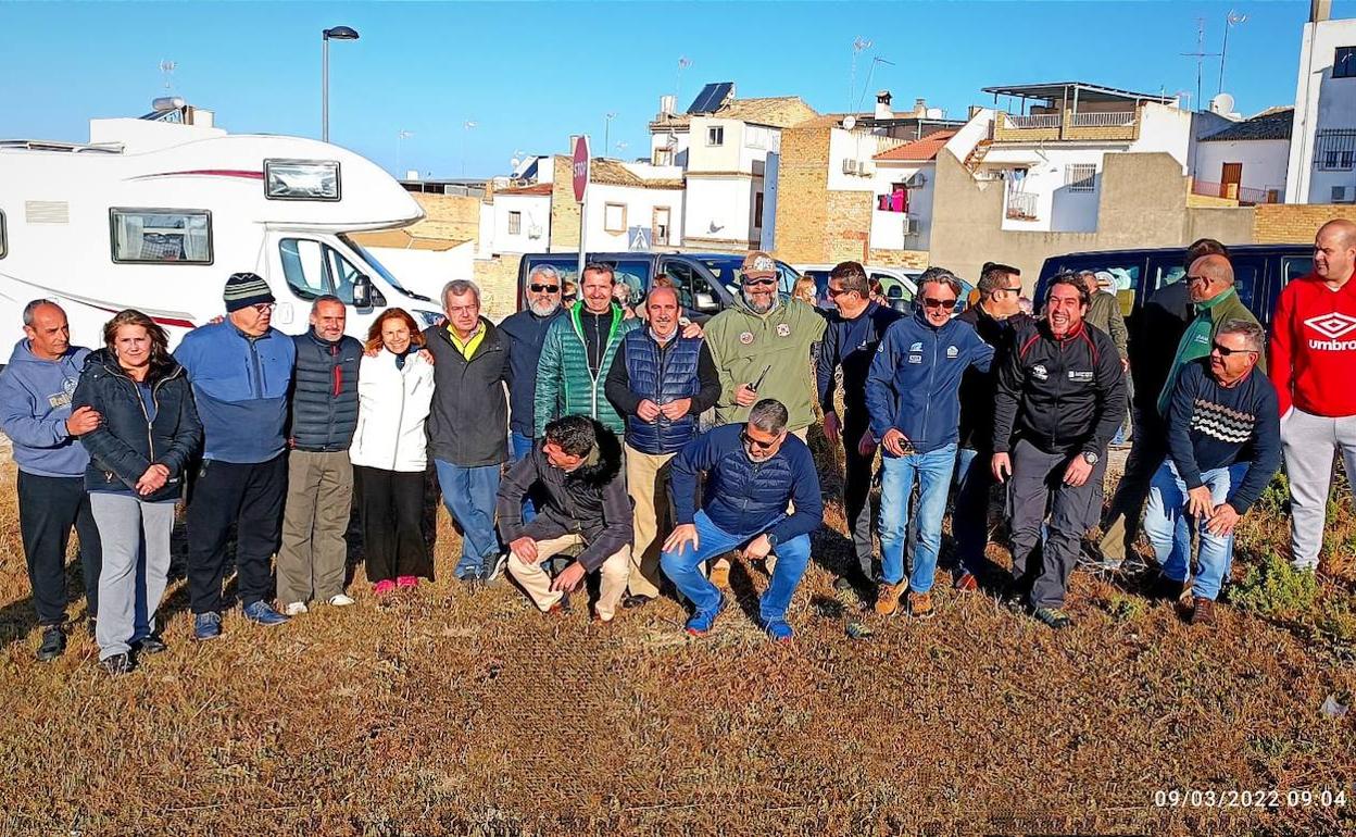 Parte del equipo de 'Caravana humanitaria', donde viajan tres malagueños, en su salida ayer desde Andalucía hasta Varsovia y Cracovia. 