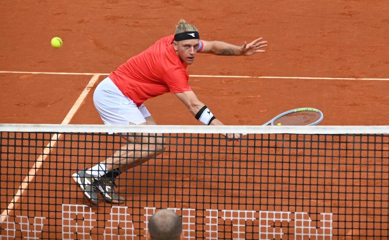 Alejandro Davidovich, en una volea baja en el duelo de dobles del sábado en la Copa Davis ante Rumania, su último partido. 