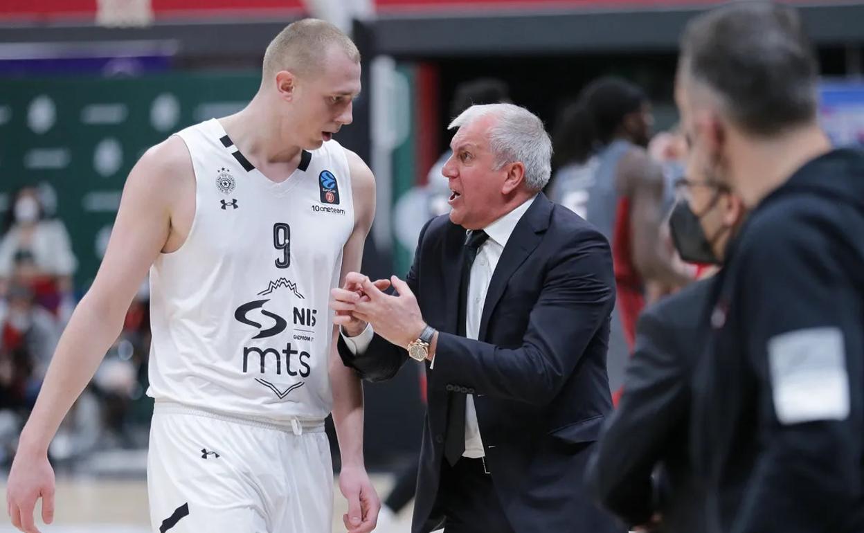 Obradovic da instrucciones a Smailagic en un partido del Partizán. 