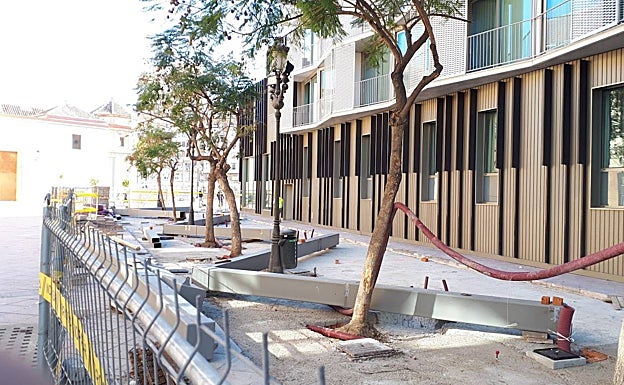 Estructuras de las pérgolas que van a ser colocadas junto a la fachada trasera del hotel NH. 