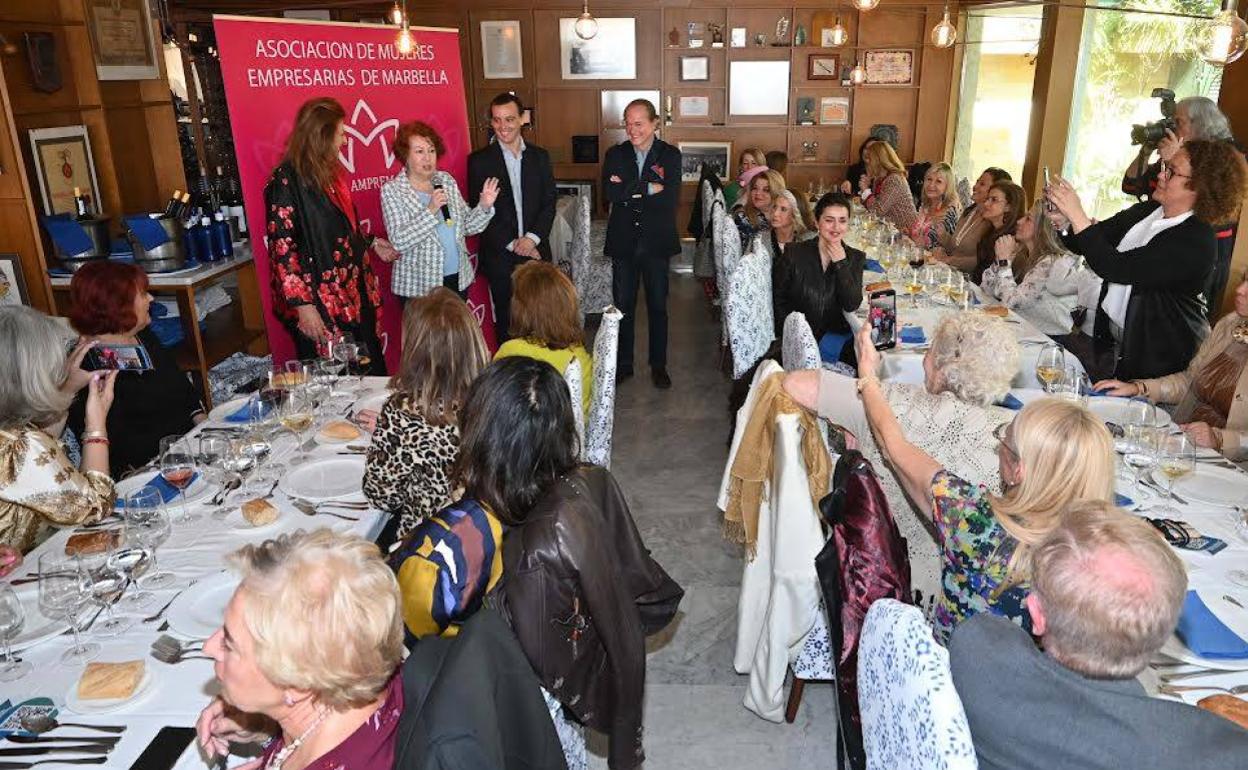 La presidenta de AMPREN, Kristina Szekely, junto a la periodista, Rosa Villacastín, en un momento del encuentro. 