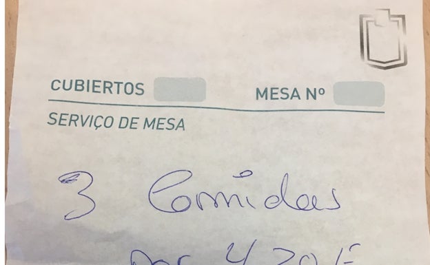 Factura de los tres cafés (el establecimiento puso por error comidas) consumidos durante la entrevista. 