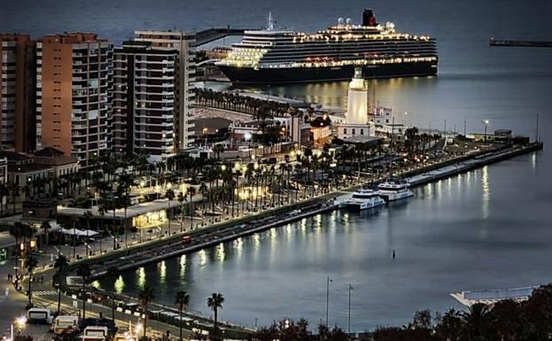 Vista nocturna de Muelle Uno. 