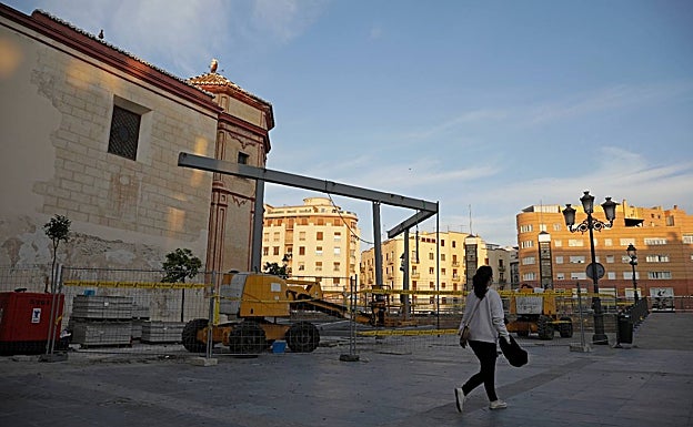 La estructura para la pérgola, vista desde la plaza de Fray Alonso de Santo Tomás. 
