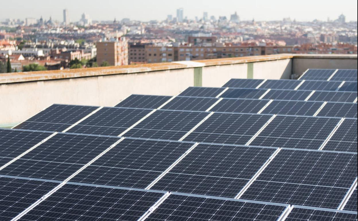 Instalación de paneles solares fotovoltaicos. 