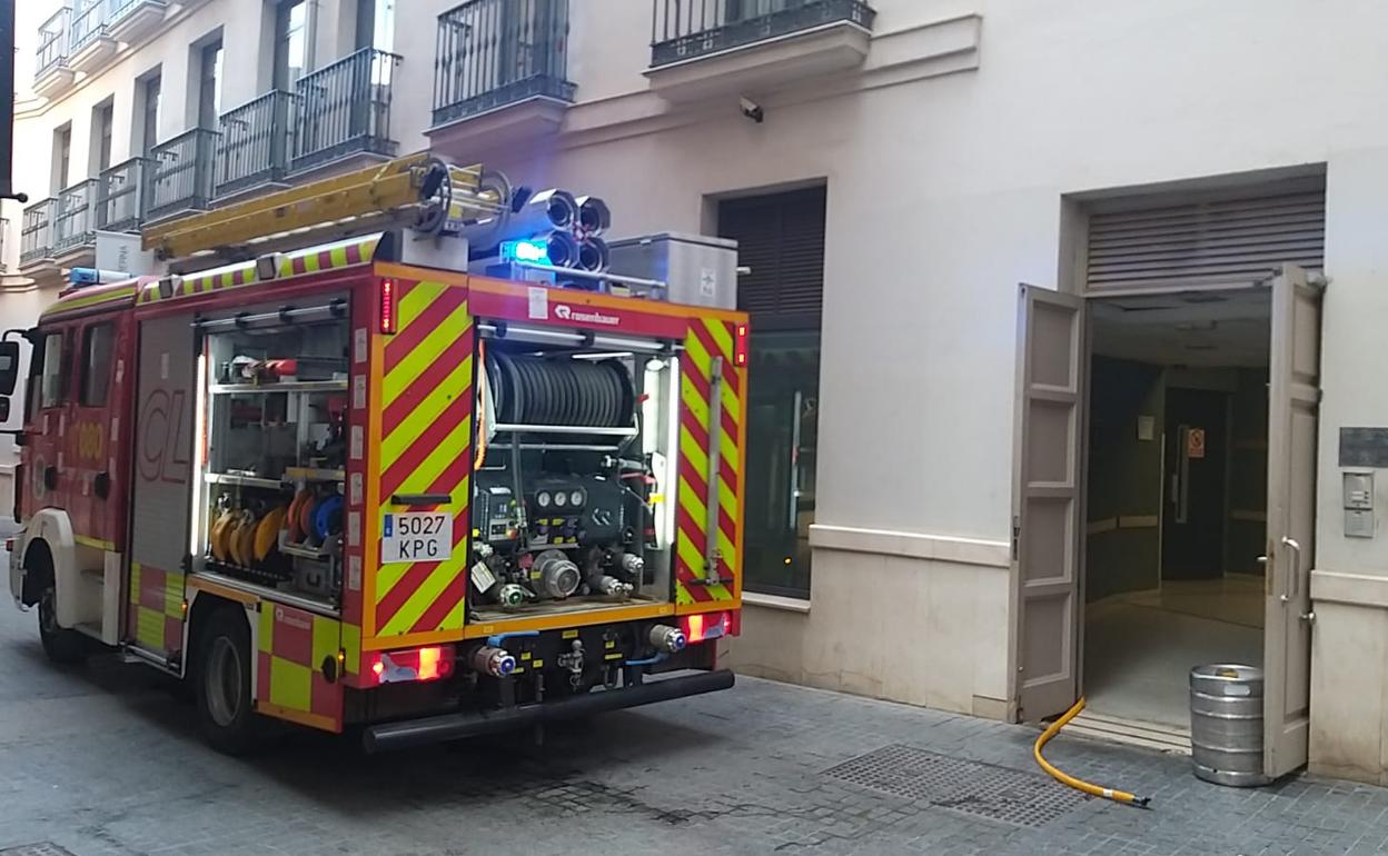 Evacuan un hotel en el Pasillo de Santa Isabel por el incendio de varios colchones en el sótano