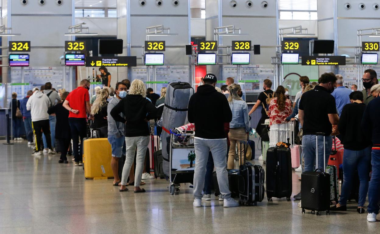 Colas en los mostradores de facturación del aeropuerto de Málaga.