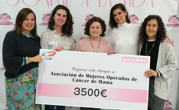 Entrega del cheque a Asamma.