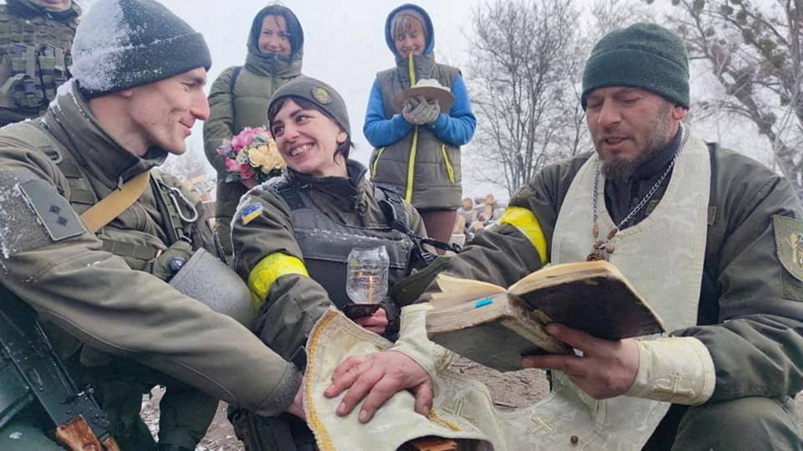 Unos militares contraen matrimonio en el frente.