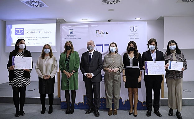 Imagen principal - En la primera imagen, una foto de familia de guías turísticos reconocidos y autoridades. En la segunda, Patricia Fernández, Nicolás Alba, Gloria Noblejas y Mari Carmen Segovia. En la última, Natalia González, María Isabel Mena y Mari Carmen Ruiz. M