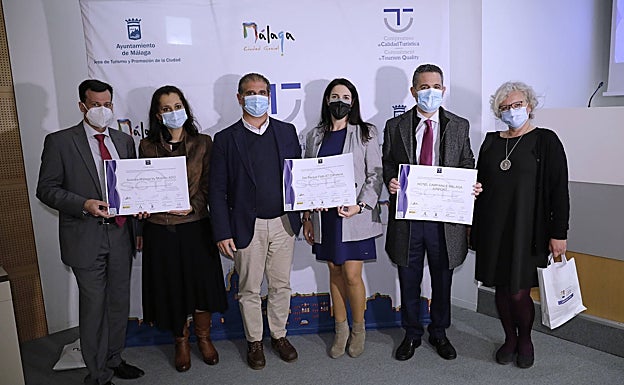 Imagen principal - En la primera foto, José María Sanabria, Inmaculada Vargas, Fermín Criado, Mar Rodríguez, Julio Martínez y Nuria Montañés. En la segunda, Nuria Rodríguez, Jaime Cruz, Antonio Sánchez y Ana García. En la última, algunos de los asistentes.