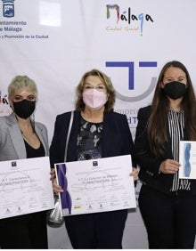 Imagen secundaria 2 - En la primera imagen, una foto de familia de guías turísticos reconocidos y autoridades. En la segunda, Patricia Fernández, Nicolás Alba, Gloria Noblejas y Mari Carmen Segovia. En la última, Natalia González, María Isabel Mena y Mari Carmen Ruiz. M