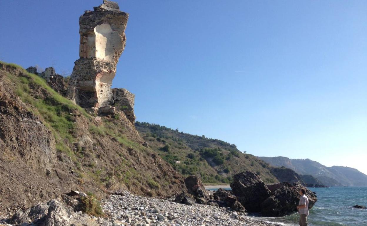 La Torre de la Miel de Nerja, en riesgo de desaparecer: de torreón vigía a almacén de los maquis