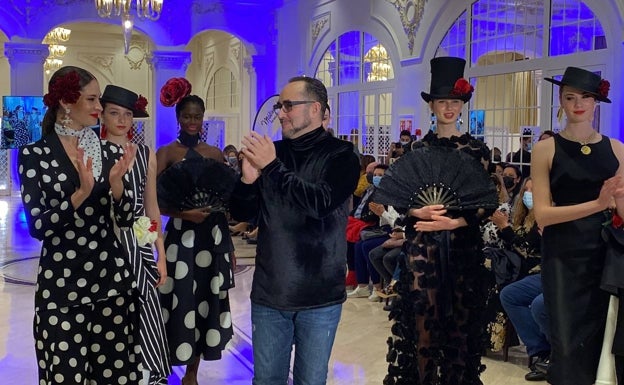 Imagen principal - En la primera imagen, el diseñador Pepe Canela junto a sus modelos tras el desfile. La segunda, un diseño de Cándido Luis y en la última un diseño de la ganadora del concurso de noveles de 2020, Xihomara Pinto.