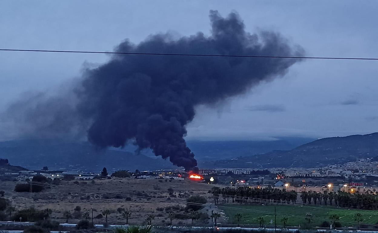 Imagen de la columna de humo provocada por el fuego, esta tarde de domingo en Vélez-Málaga. 