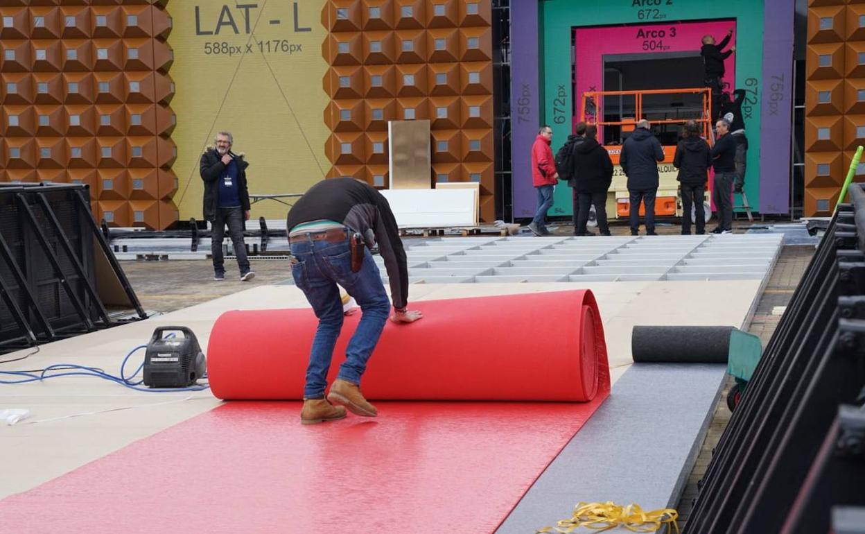 Un operario despliega la alfombra roja en la edición de los Goya celebrada en el Martín Carpena en el 2020. 