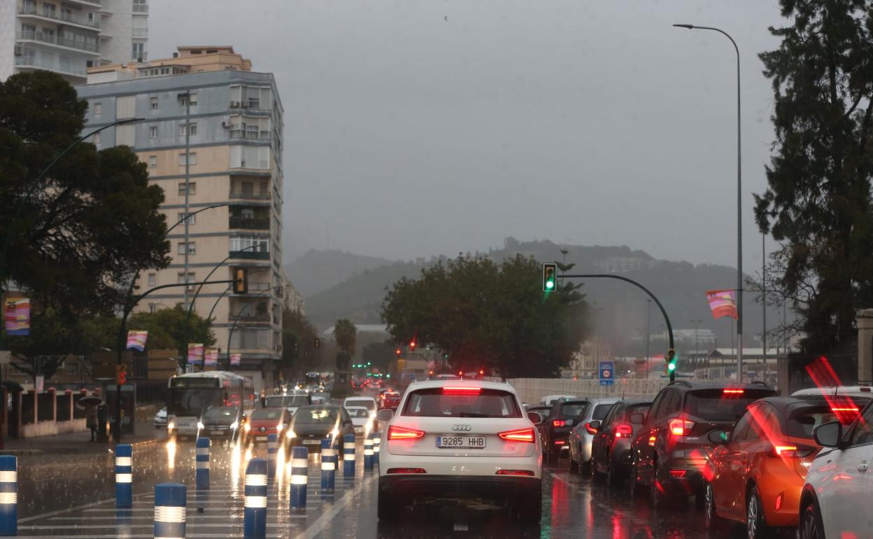 Tráfico congestionado este lunes por la mañana en Málaga. 