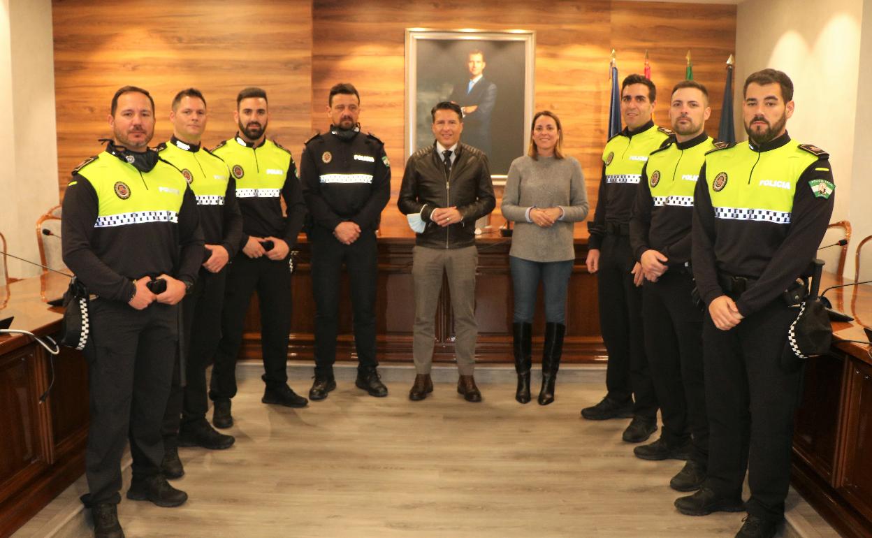 Los nuevos agentes, con el jefe policial, el alcalde y la concejala del área. 