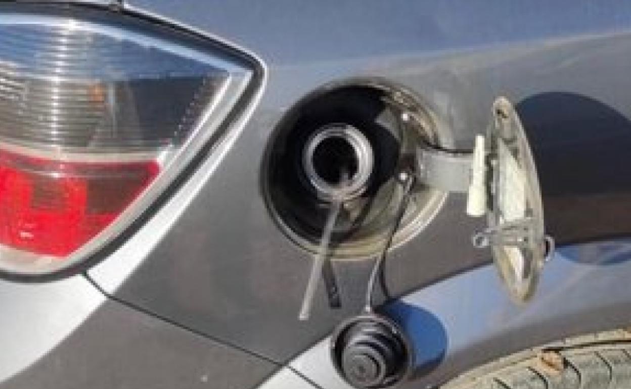 Algunos de los vehículos con el tapón del depósito forzado. 