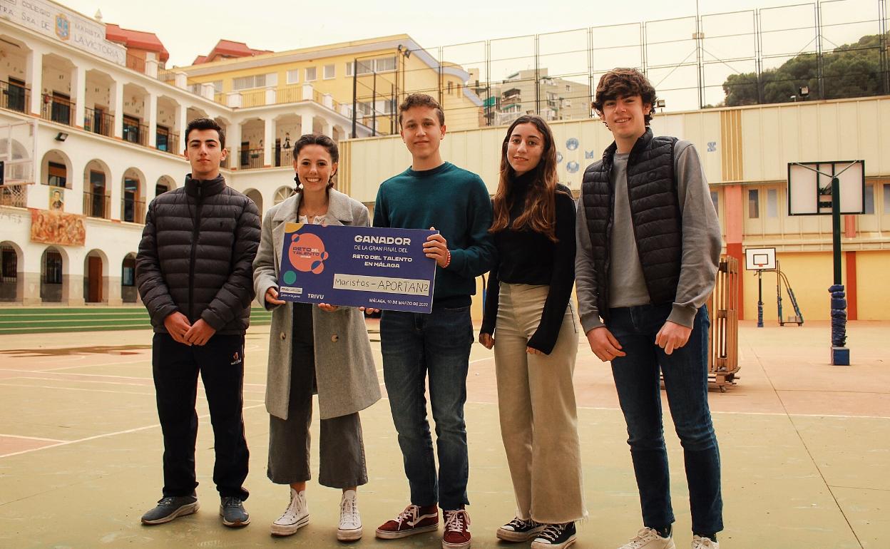 José Miguel López, Ana Merat, Daniel García, Mar Gómez y Roberto Soriano, en el patio del colegio Maristas. 