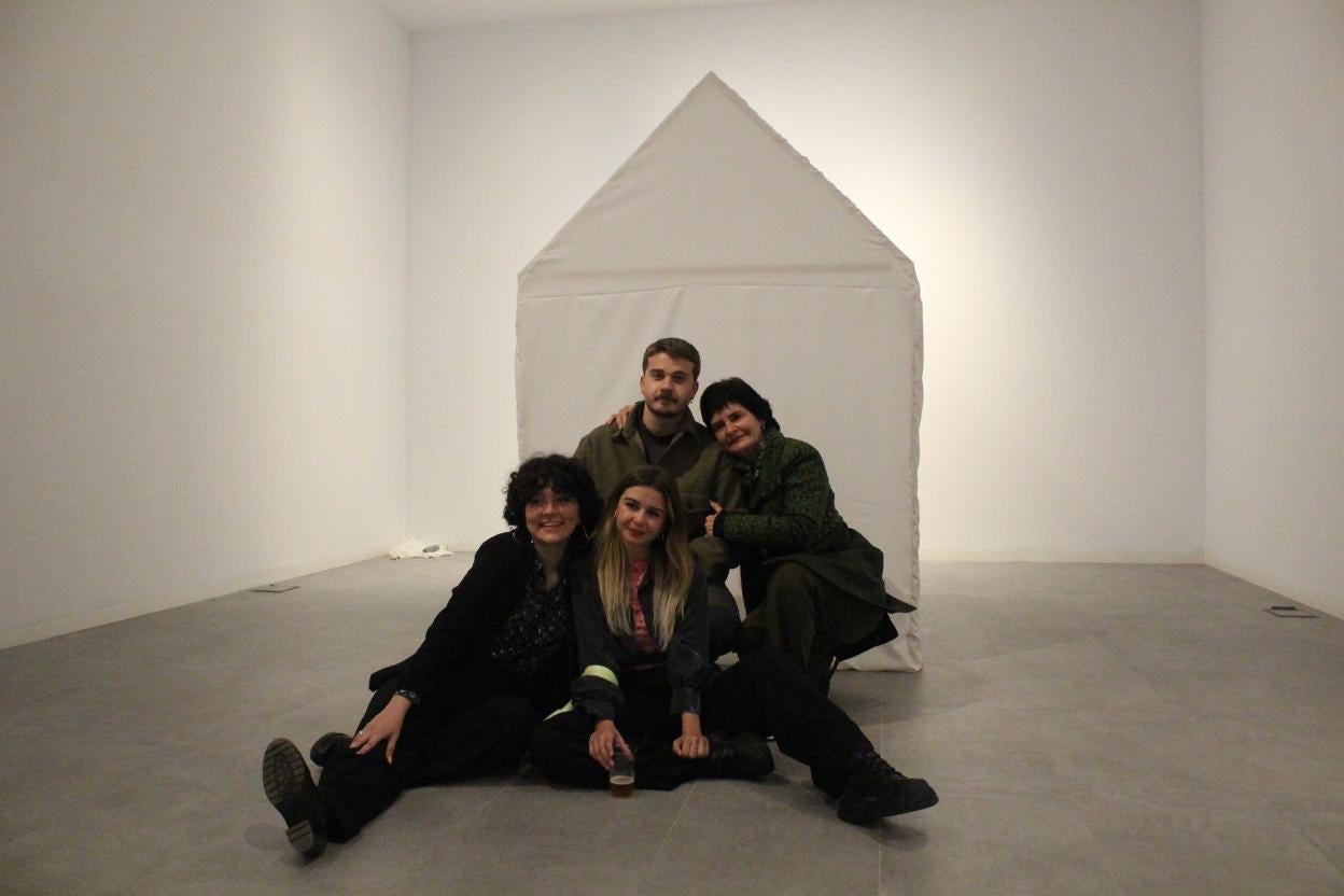 Los artistas Irene Molina, Cristina del Águila y Pablos, junto a la vicerrectora de Cultura, Tecla Lumbreras, en la inauguración. 
