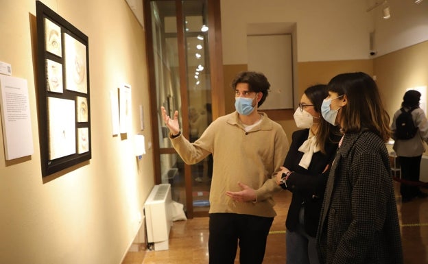 Ignacio Maldonado, Elena Melero y Paula Cuesta, en la Sala Antonio Montiel de Antequera, donde está la muestra. 