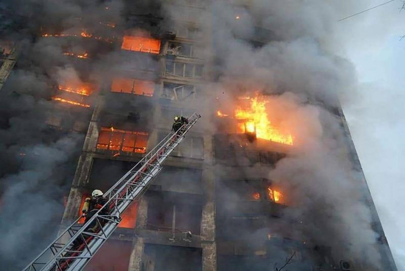 Incendio en un edificio residencial por un bombardeo en Kiev.