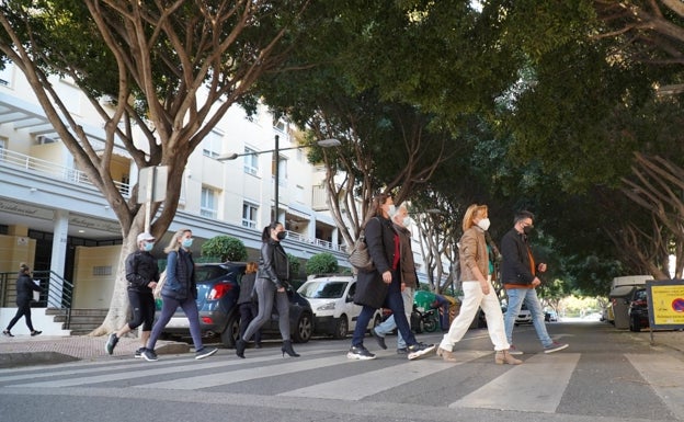 Medina, cruzando la carretera, en Málaga, en primer plano junto al concejal socialista Jorge Quero. 