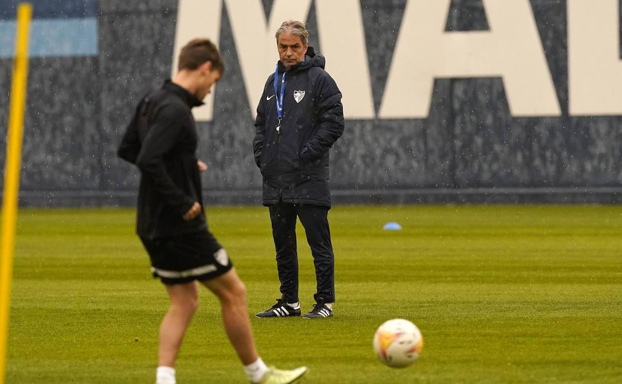 Natxo González, durante el entrenamiento de ayer en el Anexo. 