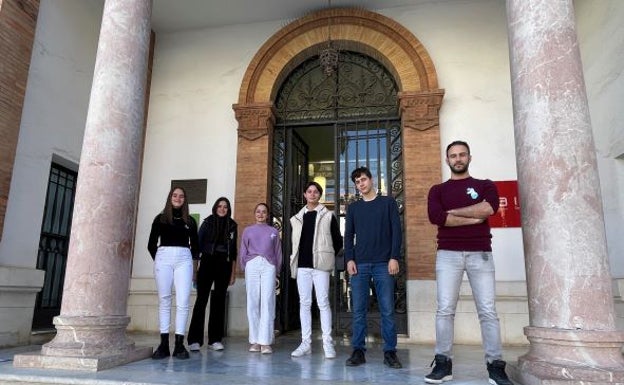 Alumnos del equipo del colegio El Pinar, con su profesor. 