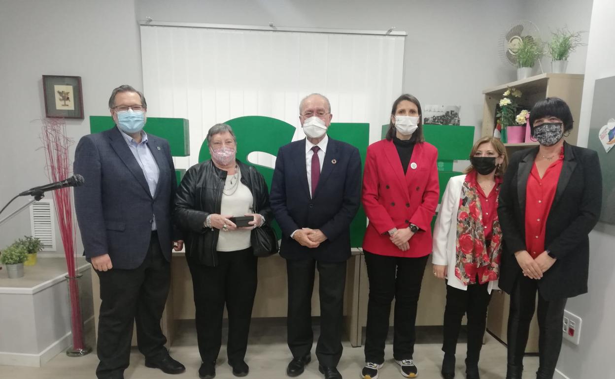 El alcalde y la delegada de Educación, con los responsables sindicales en su nueva sede. 