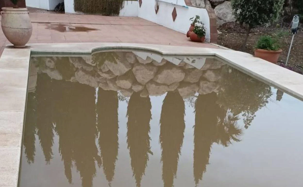 ¿Cómo limpiar el fondo de una piscina sin limpiafondos?