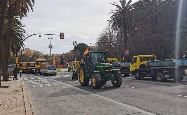 Imagen principal - Los transportistas vuelven a colapsar el tráfico en el Centro de Málaga