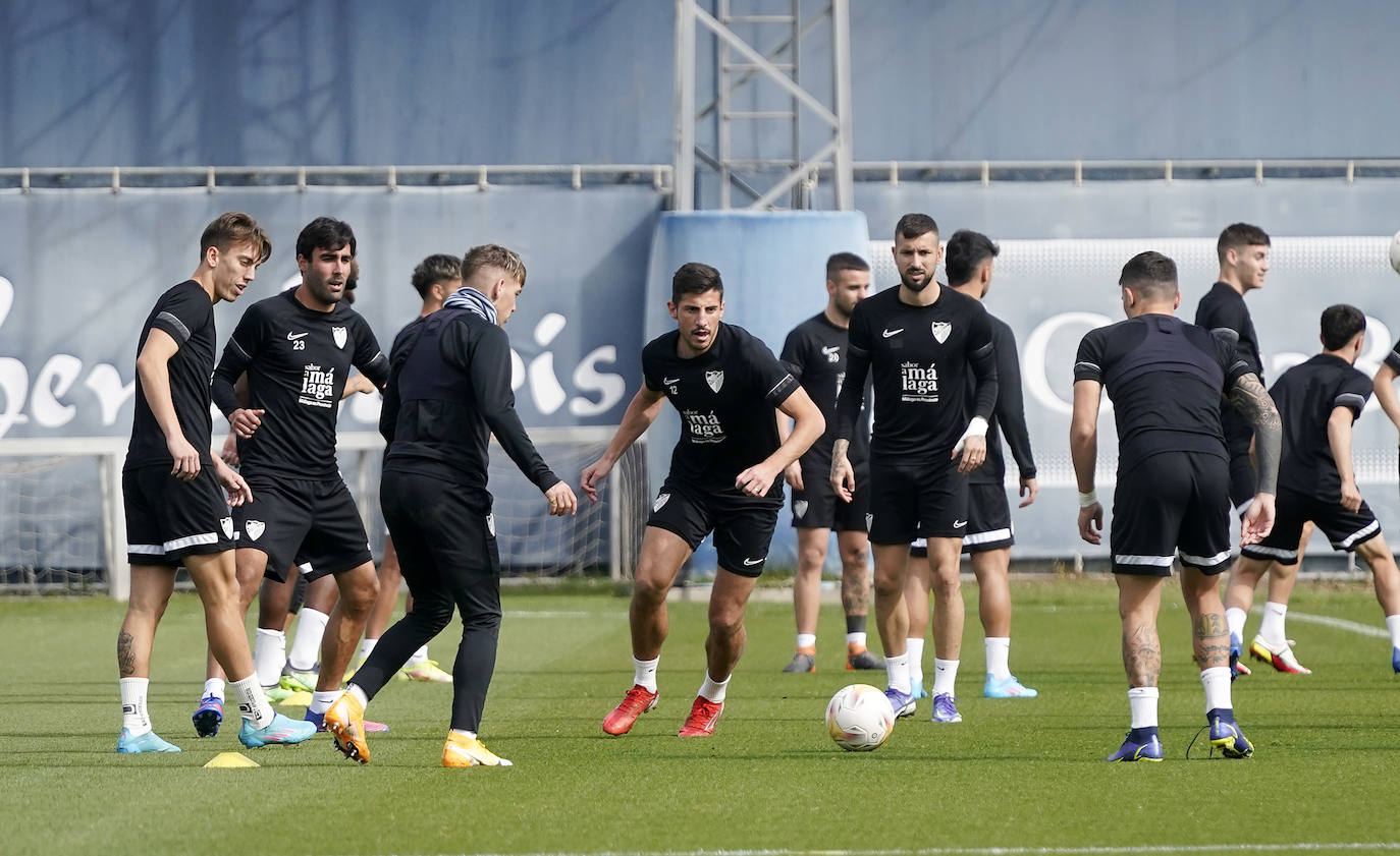 El equipo de Natxo González se ejercita pensando en el encuentro contra el Fuenlabrada del próximo sábado (16.00 horas). Destacan el regreso progresivo de los tocados Peybernes e Hicham. El portero Dani Martín se entrena con máscara por un golpe reciente. Sekou, en entredicho y suplente, charla amablemente con el entrenador.