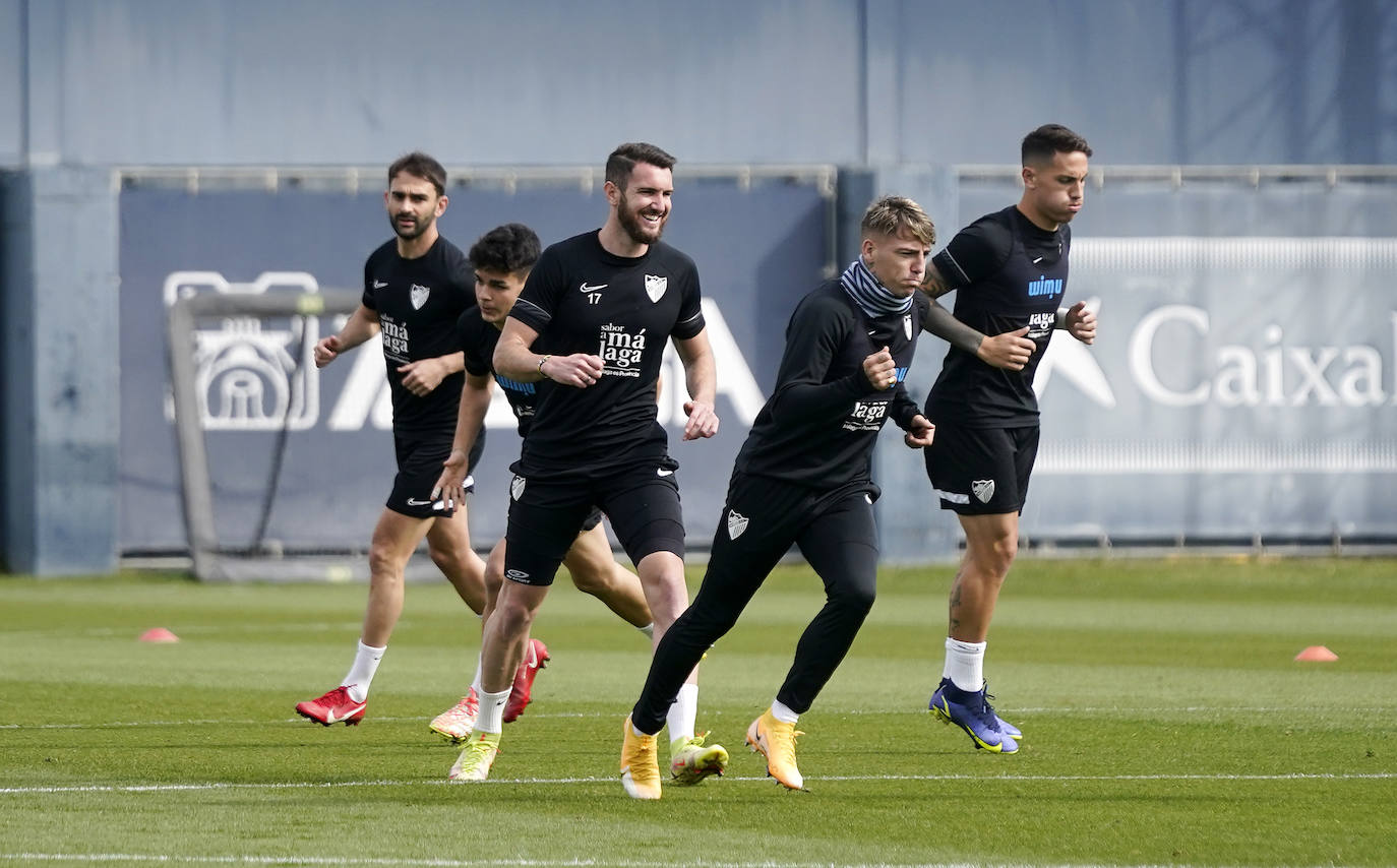 El equipo de Natxo González se ejercita pensando en el encuentro contra el Fuenlabrada del próximo sábado (16.00 horas). Destacan el regreso progresivo de los tocados Peybernes e Hicham. El portero Dani Martín se entrena con máscara por un golpe reciente. Sekou, en entredicho y suplente, charla amablemente con el entrenador.