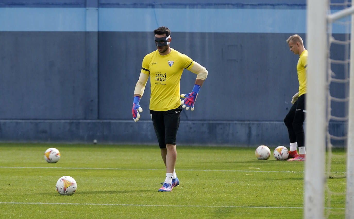 El equipo de Natxo González se ejercita pensando en el encuentro contra el Fuenlabrada del próximo sábado (16.00 horas). Destacan el regreso progresivo de los tocados Peybernes e Hicham. El portero Dani Martín se entrena con máscara por un golpe reciente. Sekou, en entredicho y suplente, charla amablemente con el entrenador.