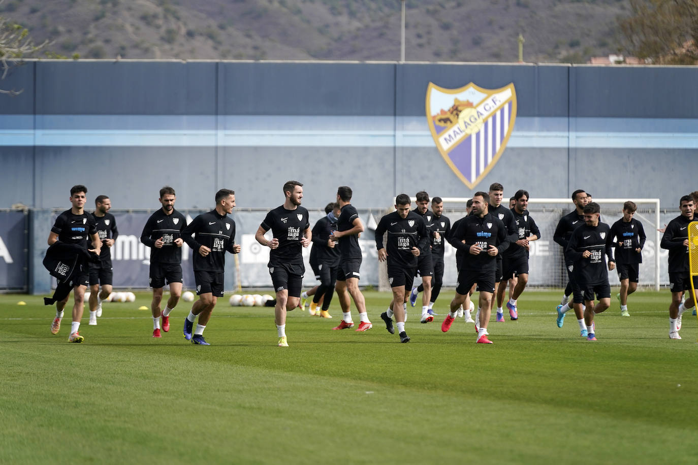 El equipo de Natxo González se ejercita pensando en el encuentro contra el Fuenlabrada del próximo sábado (16.00 horas). Destacan el regreso progresivo de los tocados Peybernes e Hicham. El portero Dani Martín se entrena con máscara por un golpe reciente. Sekou, en entredicho y suplente, charla amablemente con el entrenador.