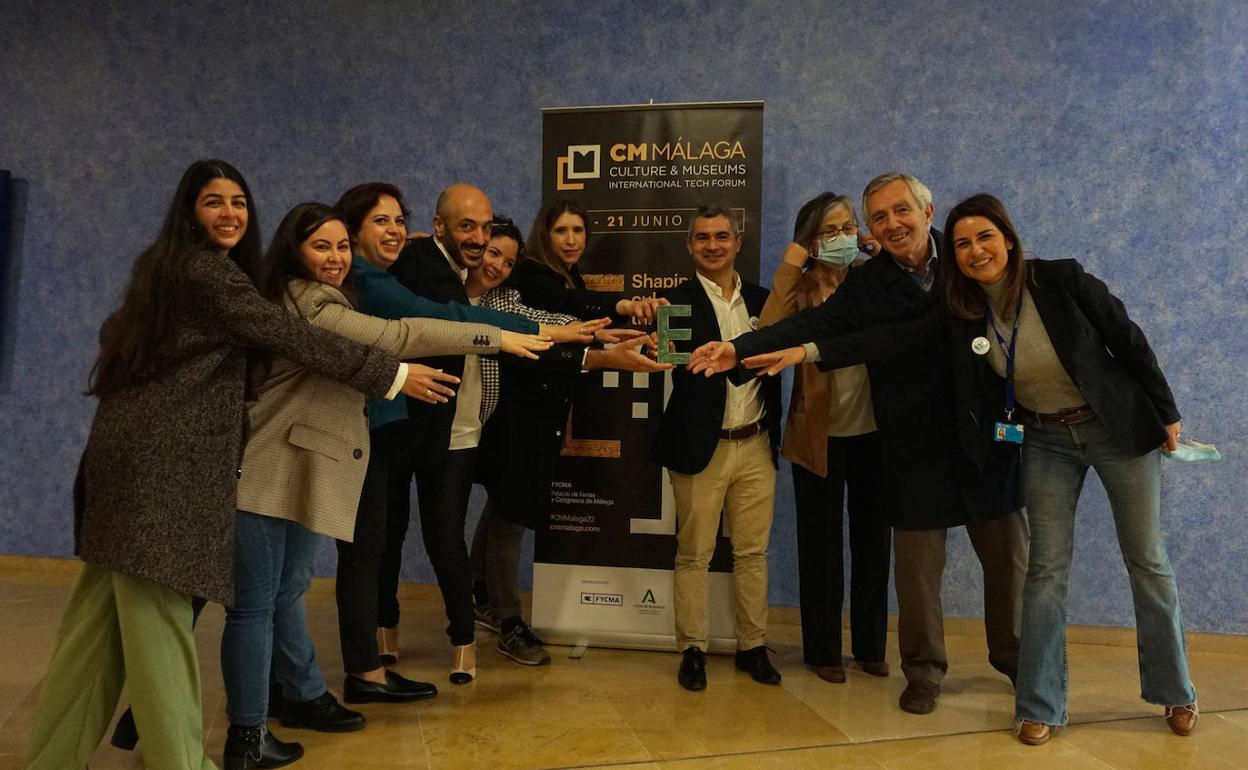 Eugenia Maldonado, María Carmen Conejo, Sol Martín, Santiago Campuzano, Maloles Cebrián, Soledad Gómez, Miguel Ángel Herrera, Elena López Gil, José Lebrero y Paula Morales, en la presentación. 