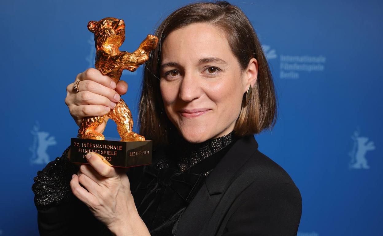 Carla Simón, con el Oso de Oro de la Berlinale por 'Alcarrás'. 