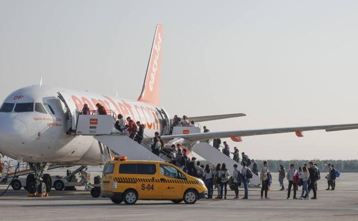 Viajeros toman un avión en el aeropuerto de Granada. 