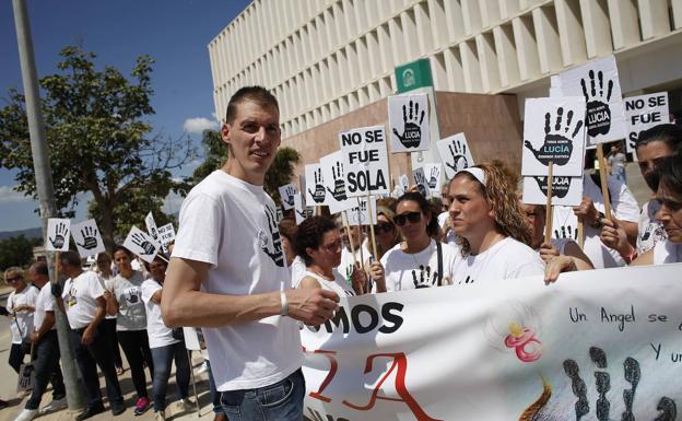 Los padres de Lucía Vivar, en una imagen de archivo en una protesta ante la Ciudad de la Justicia.