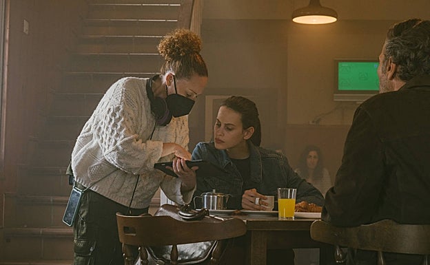 La directora, Laura Alvea, hablando sobre uno de los detalles que la protagonista hacía en la secuencia. 