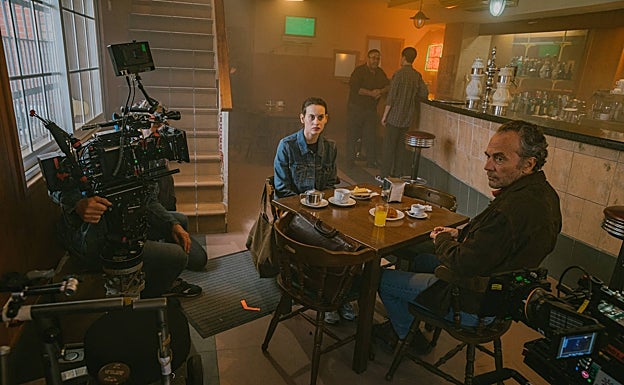 Milena Smit y José Coronado, durante una de las escenas del rodaje en Málaga de 'La chica de nieve'. 